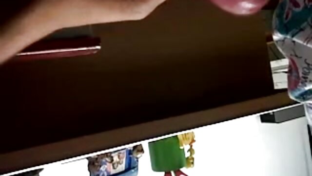 Neverjetno :  Navdušena dekleta se prikradejo pod tuš, da bi imela lezbično afero Filmski odlomki 