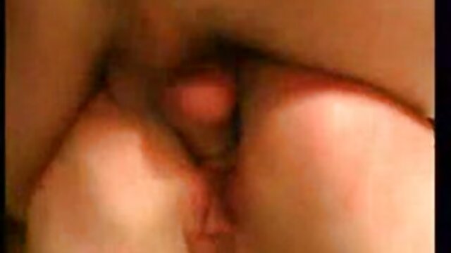 Neverjetno :  Peeping Tom dobi obisk zaščitniške tetovirane MILF Filmski odlomki 