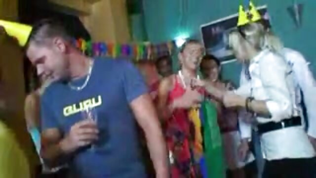 Neverjetno :  Buxom MILF analno jaha ljubimčevo masivno kljunačko na svežem zraku Filmski odlomki 