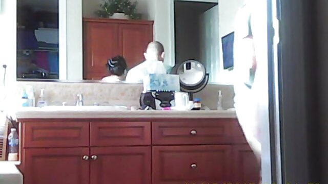 Neverjetno :  Provokativna blondinka se namaže za analno zabavo, medtem ko si liže prste na nogah Filmski odlomki 