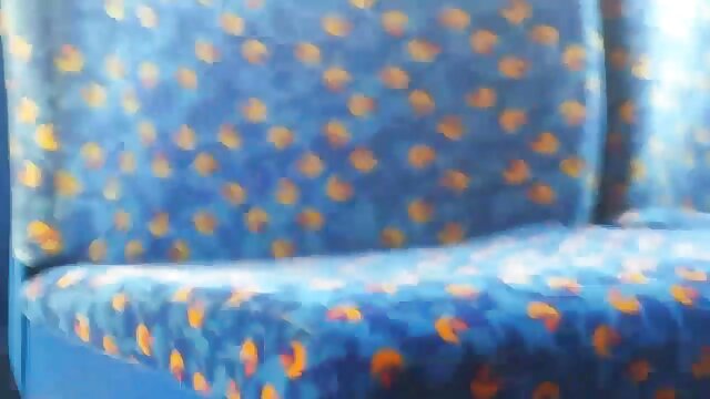 Neverjetno :  Mlado rjavolasko srčkanko z mehurčasto zadnjico analizirajo Filmski odlomki 