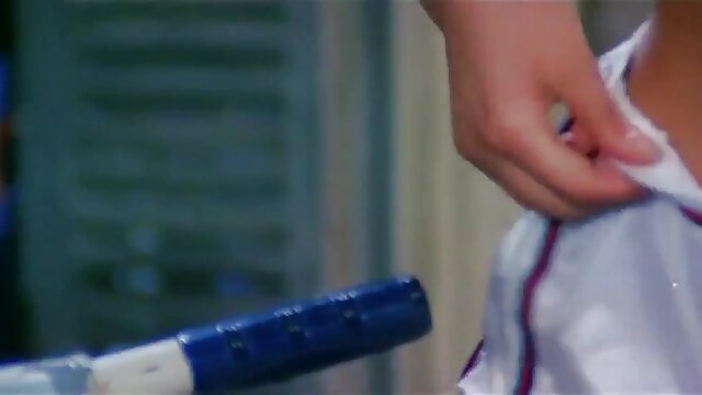 Neverjetno :  Izjemna rjavolaska vzame velikega tiča, medtem ko nosi zatič Filmski odlomki 