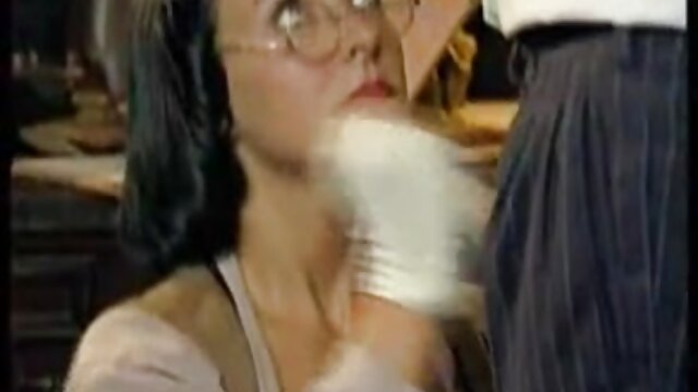 Neverjetno :  Porno igralec se sprošča v postelji z lepotico, ki obožuje analno vrtanje Filmski odlomki 