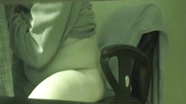 Neverjetno :  Suha rjavolaska in kosmat fant se prepletata telesa na kavču Filmski odlomki 