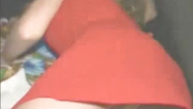 Neverjetno :  Rjavolasko dekle z tesno režo se zadene v bližnjem posnetku Filmski odlomki 