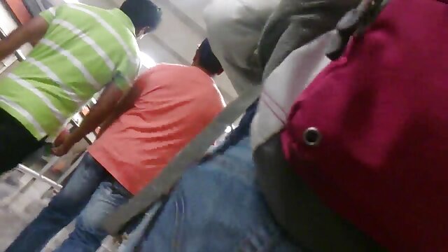 Neverjetno :  Osupljiva bujna blondinka v vizirju širi noge za teniškega trenerja Filmski odlomki 