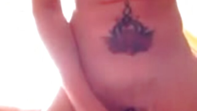 Neverjetno :  Prsate ebenovine lezbijke imajo vroč seks na kavču Filmski odlomki 