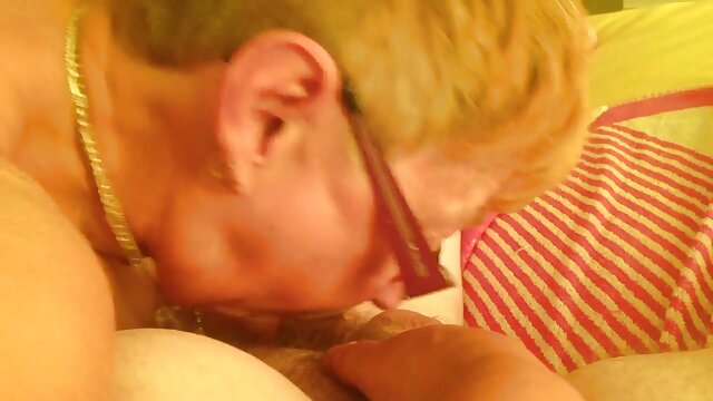 Neverjetno :  Blondinka MILF s polnimi prsi pokaže lezbično čarovnijo kodrasti latino dekletu Filmski odlomki 