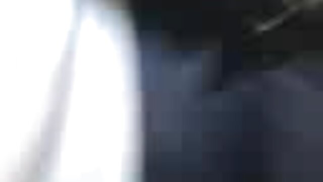 Neverjetno :  Rjavolaska potrebuje obe roki za božanje črnega johnsona Filmski odlomki 