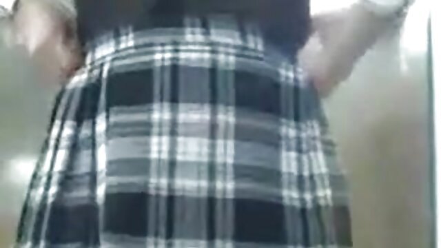 Neverjetno :  Dve požrešni dami se izmenjujeta in se udarjata po njegovem tiču Filmski odlomki 