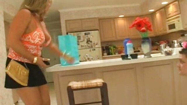 HD :  Čeden porno igralec v svoji hiši udari prsata punca Porno filmi za odrasle 