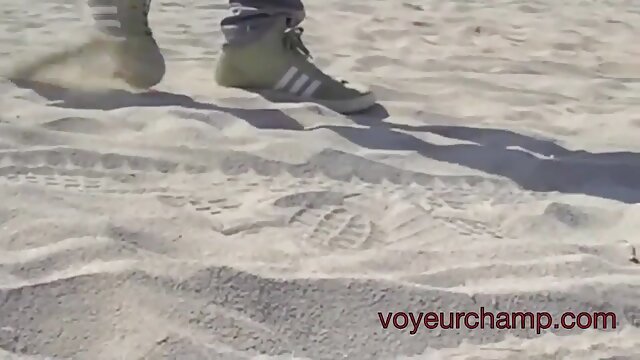 Neverjetno :  Rjavolaska s polnimi prsmi jemlje trdo pecker na kavču Filmski odlomki 