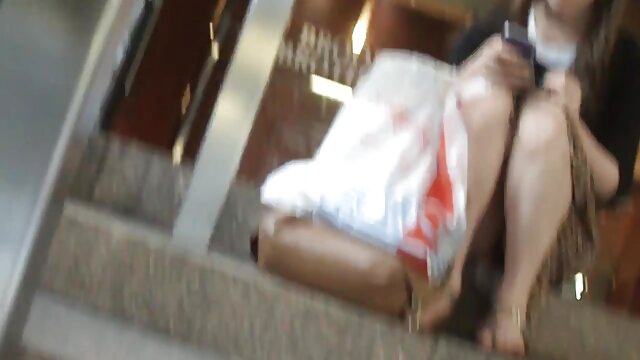 Neverjetno :  Skubljiva blondinka se pika v njen tesen rit Filmski odlomki 