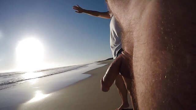 Neverjetno :  Mlado blondinko njen fant udari v bazen na njihovem dvorišču Filmski odlomki 