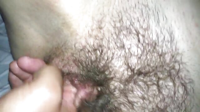 Neverjetno :  Osupljiva najstnica z naravnimi joški je postregla velikega tiča na kavču Filmski odlomki 