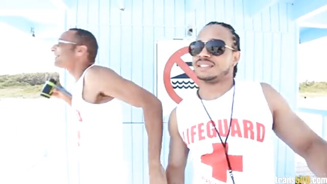 Neverjetno :  Zapeljiva profesorica se dotakne tiča in ga vzame v usta Filmski odlomki 