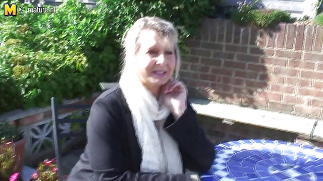 Neverjetno :  Blondinko z majhnimi joški močno udarijo Filmski odlomki 