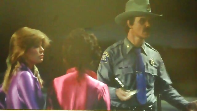 Neverjetno :  Dve porno srčki sta pripravljeni na čuden trojček Filmski odlomki 