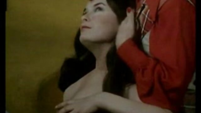 Neverjetno :  Raven-haired babe z velikimi joški zajebal žrebca z velikimi kurci Filmski odlomki 