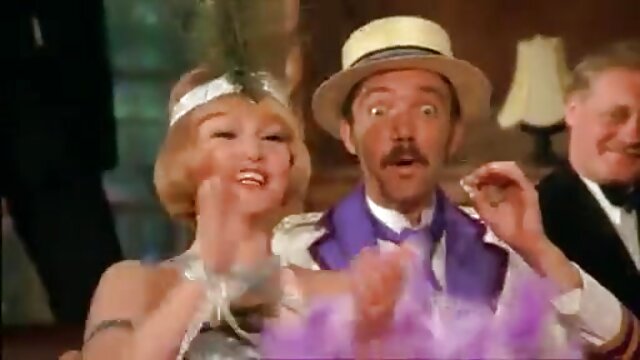 Neverjetno :  Blondinka spinner sesa dildo in tiča ter se zajebe v povratni kavbojki Filmski odlomki 