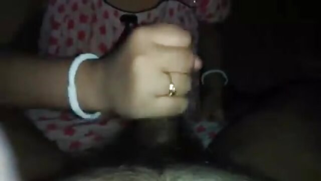 Neverjetno :  Pohotne ameriške MILF dame imajo lezbični seks Filmski odlomki 