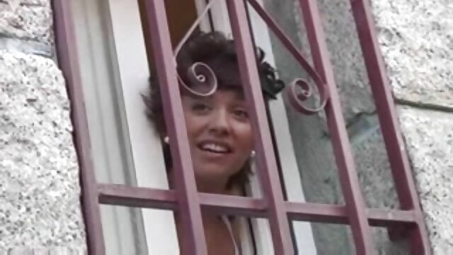 Neverjetno :  Blondinka MILF je vroča in se bo z veseljem stisnila v njegov dolgi drog Filmski odlomki 