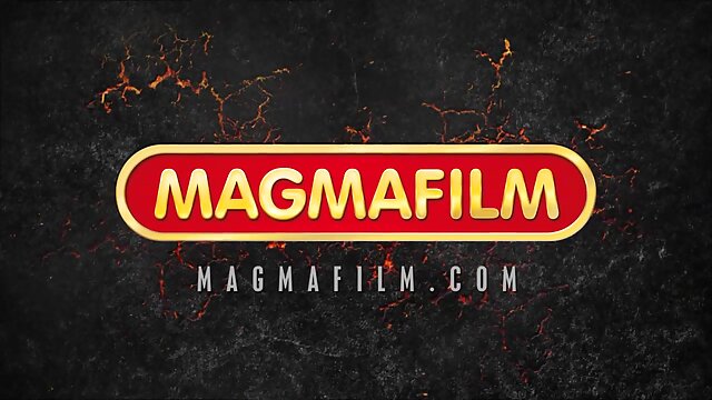 Neverjetno :  Prsata latina MILF je dvojno prodrla s prijatelji pastorka na postelji Filmski odlomki 