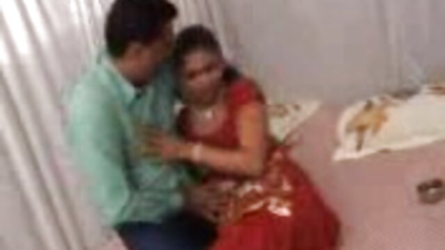 Neverjetno :  Vitka blondinka brizga med zabavo na prostem s fantom ob bazenu Filmski odlomki 