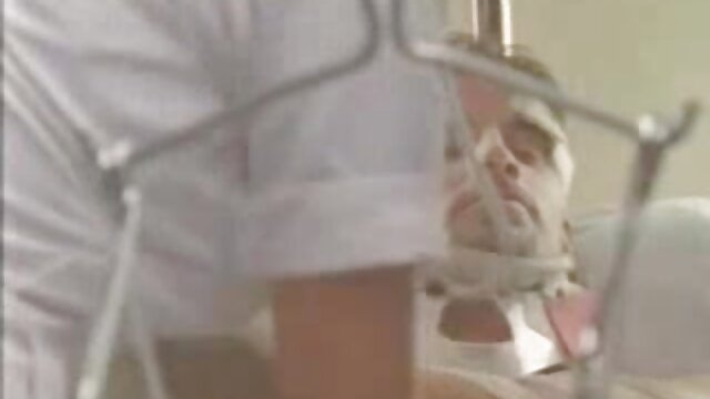 Neverjetno :  Babe vzame dildo v svojo rit, preden ga močno analno udari Filmski odlomki 