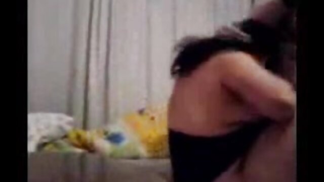 Neverjetno :  Petite Euro girl dobi v sendvič dva pohotna fanta Filmski odlomki 