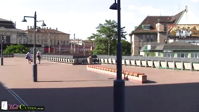 Neverjetno :  Vroča babe vzame masažni gumb v notranjost na masažni mizi Filmski odlomki 