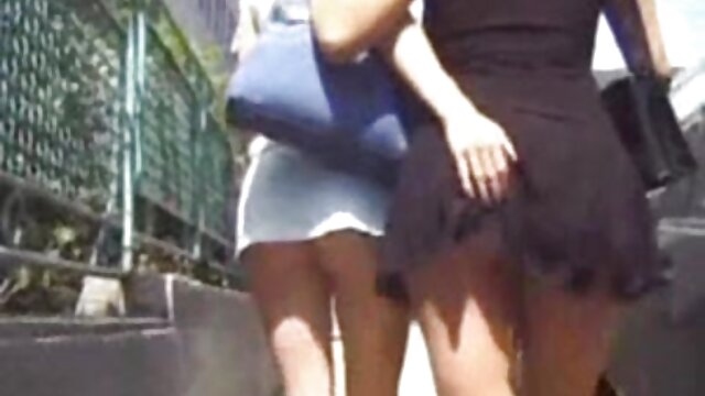 Neverjetno :  Rjavolaska po zmagi v rokoborbi ponižuje prsata blondinka Filmski odlomki 