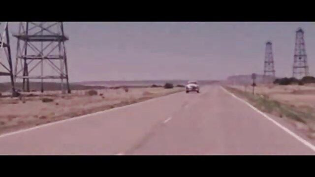 Neverjetno :  Prijatelji pokajo kurve punce, ki so jih spoznali na največjem glasbenem festivalu Filmski odlomki 