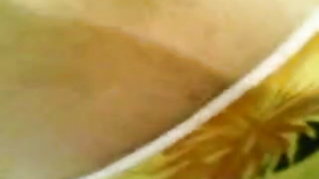 Neverjetno :  Ebenovino dekle z majhno zadnjico ima trojko z belimi moškimi Filmski odlomki 