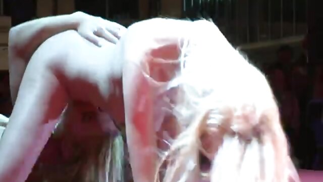 Neverjetno :  Dve umazani dami si delita eno veliko črno kurbo Filmski odlomki 