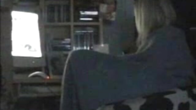 Neverjetno :  Rdečelaska z mehurčkasto zadnjico sanja, da bi postala erotični model Filmski odlomki 