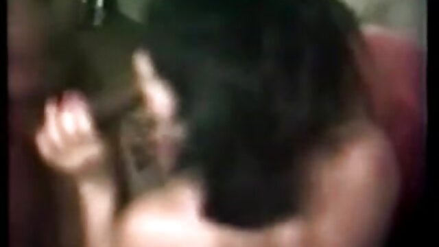 Neverjetno :  Tetovirana in preluknjana punčka dobi svoj prvi analni prekleto Filmski odlomki 