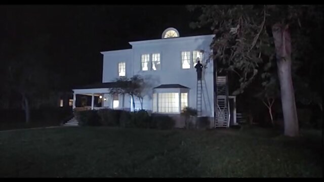 Neverjetno :  Dva zamaskirana ljubljenčka hrepenita po tem, da bi počela lepo rjavolasko Filmski odlomki 