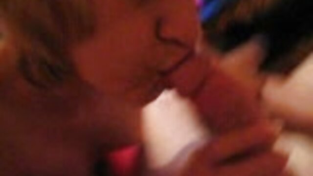 Neverjetno :  Čudovita rjavolaska babe uživa v velikem črnem kosu Filmski odlomki 