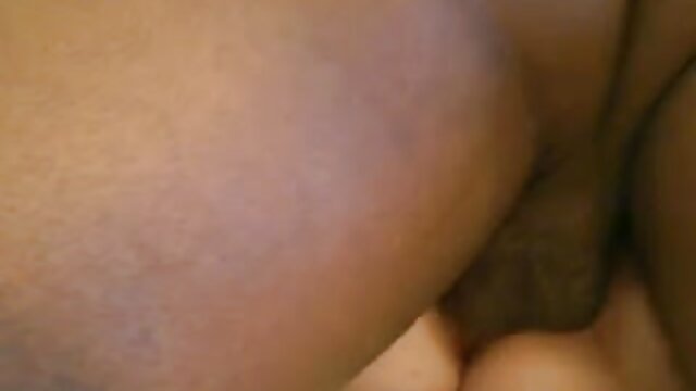 Neverjetno :  Dve bleščeči dojenčki si delita eno veliko igračo z naramnicami Filmski odlomki 