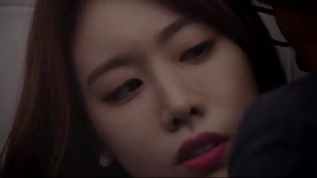 Neverjetno :  Kratkolaska MILF se ljubi z mlado rjavolasko v zaporu Filmski odlomki 