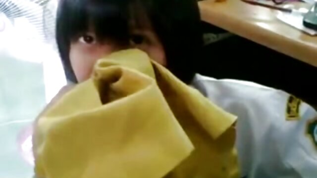 Neverjetno :  Mlade strastne lezbijke drug drugemu uživajo v kuhinji Filmski odlomki 