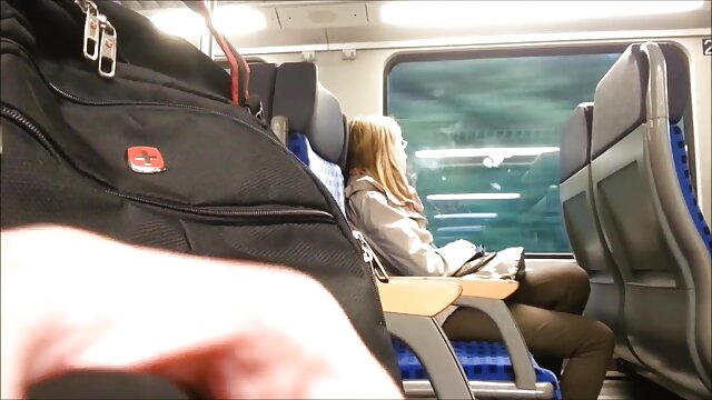 Neverjetno :  Dekle z majhnimi joški se norčuje s črnim inštruktorjem plavanja Filmski odlomki 