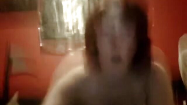 Neverjetno :  Črni žebljiček tolče ljubko belo kužko na kavču Filmski odlomki 