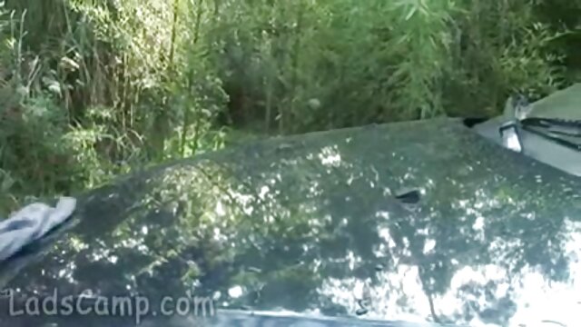 Neverjetno :  Očarljivo punčko z rožami v laseh močno udarijo. Filmski odlomki 