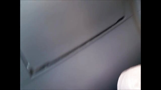 Neverjetno :  Prsata služkinja v mrežah in petah uživa v velikem penisu na stopnicah Filmski odlomki 