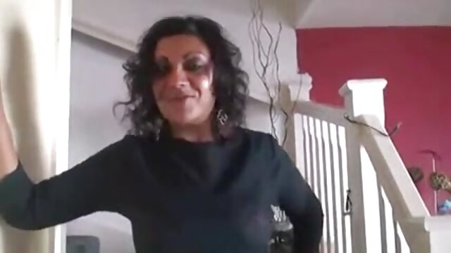 Neverjetno :  Črni gospod ima dolg kos lesa za svojega belega ljubimca Filmski odlomki 