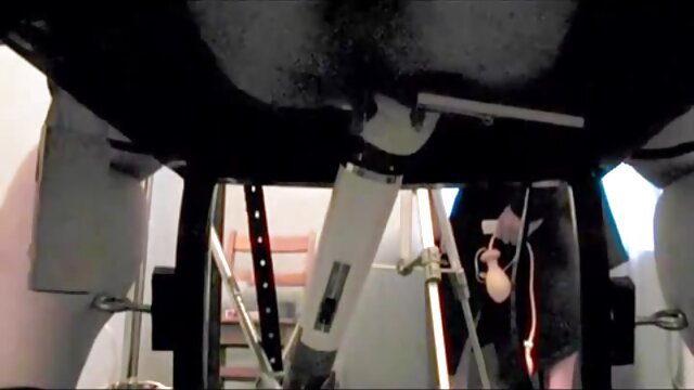 Neverjetno :  Petite dekle pokaže neverjetno telo za kamero, preden da glavo Filmski odlomki 