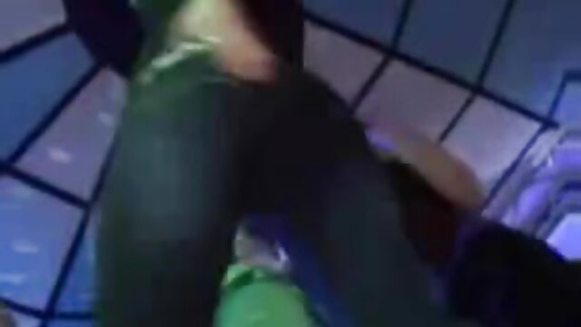 Neverjetno :  Osupljiva Ebony babe sesa penis kot jezen in se zajebe Filmski odlomki 