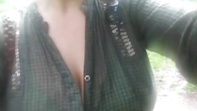 Neverjetno :  Dve izvrstni MILF se na svojem vrtu igrata čudovite lezbične igrice Filmski odlomki 